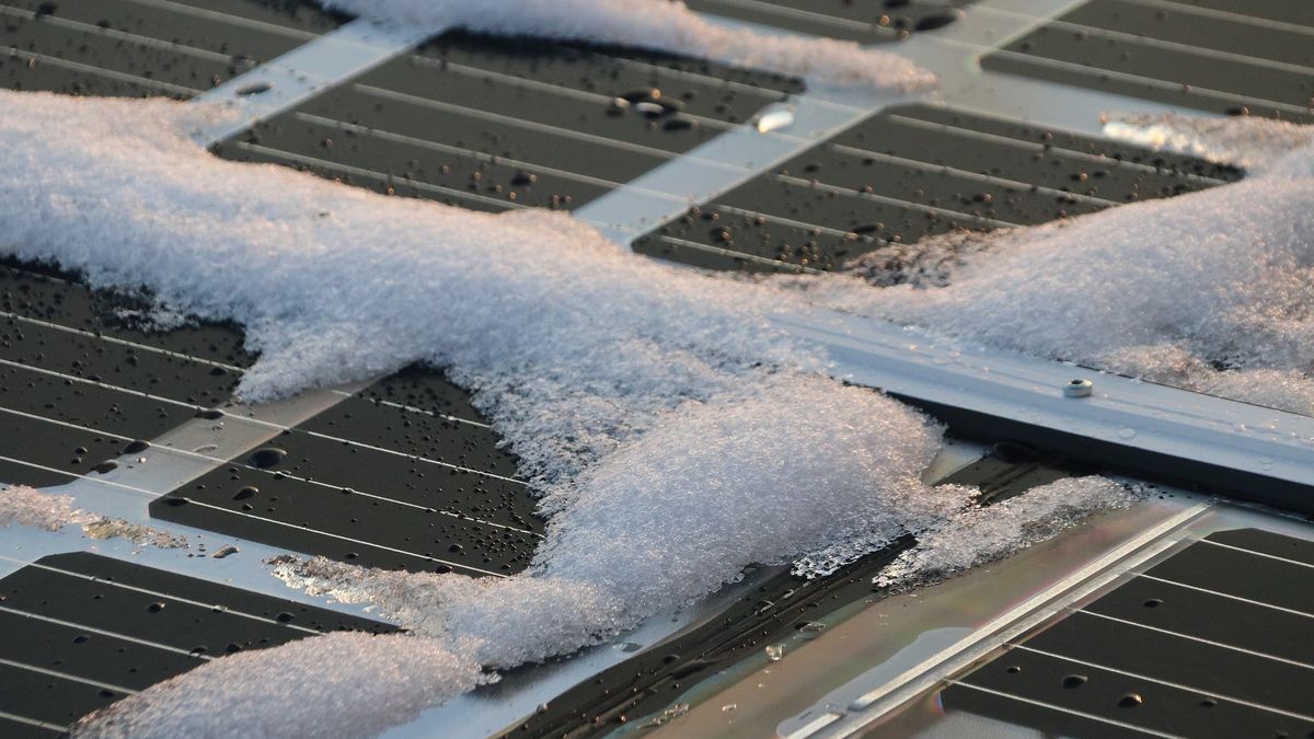Fotovoltaiky vyrábějí i v zimě. Chlad jim svědčí, na ometání sněhu pozor